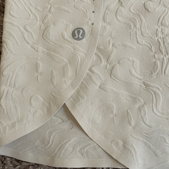 2/$15 3/$20🌹 Lululemon racer back running shirt with reflective dots size - Picture 6 of 7